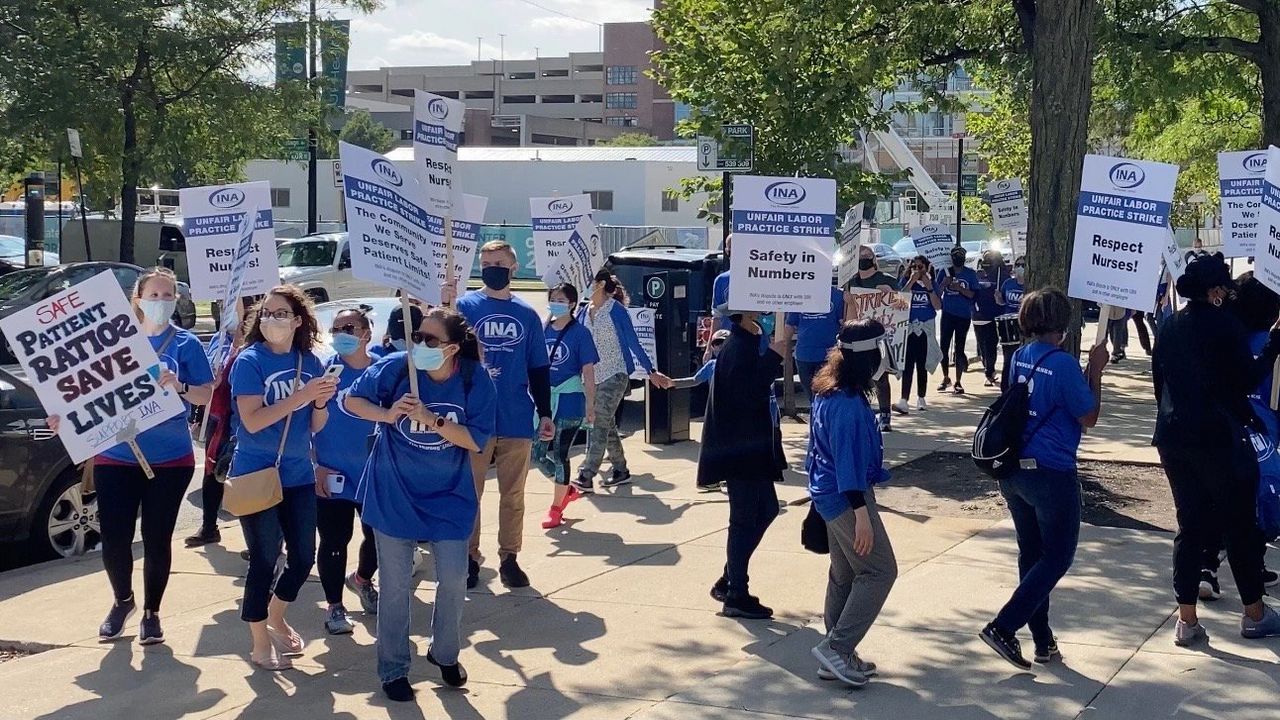 Strike nurse university illinois hospital nurses chicago Illinois nurses file class action suit against ascension