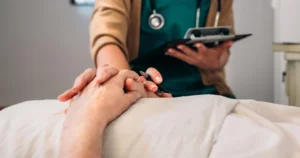 Fin de vie : 7 événements indésirables sur 10 jugés évitables ou probablement évitables (HAS)