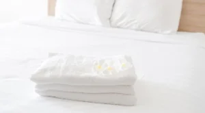 How Bedding Color and Material Choices Impact Summer Sleep Quality and Thermal Perception