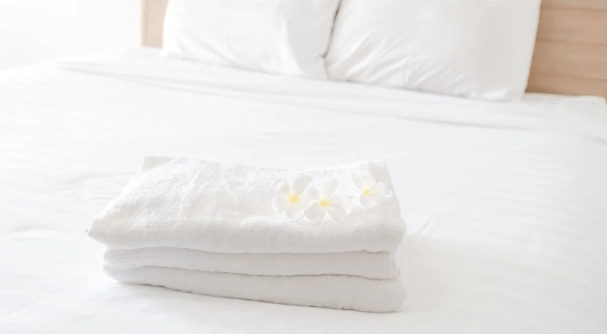 How Bedding Color and Material Choices Impact Summer Sleep Quality and Thermal Perception